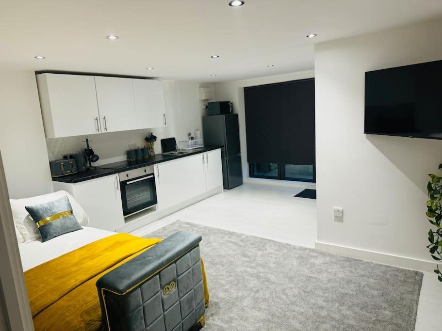 Perfect 1 Bed Apartment Sleeps 5 1 Kingsize Bed 1 Double Sofabed One Single Mattress Free Parking Wifi Good Transport Network Shopping Holiday Makers Families Contractors In North London Enfield Esterno foto