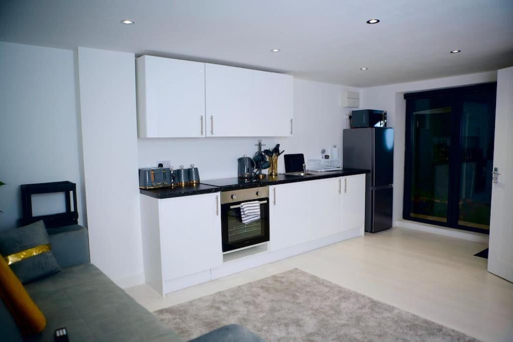 Perfect 1 Bed Apartment Sleeps 5 1 Kingsize Bed 1 Double Sofabed One Single Mattress Free Parking Wifi Good Transport Network Shopping Holiday Makers Families Contractors In North London Enfield Esterno foto