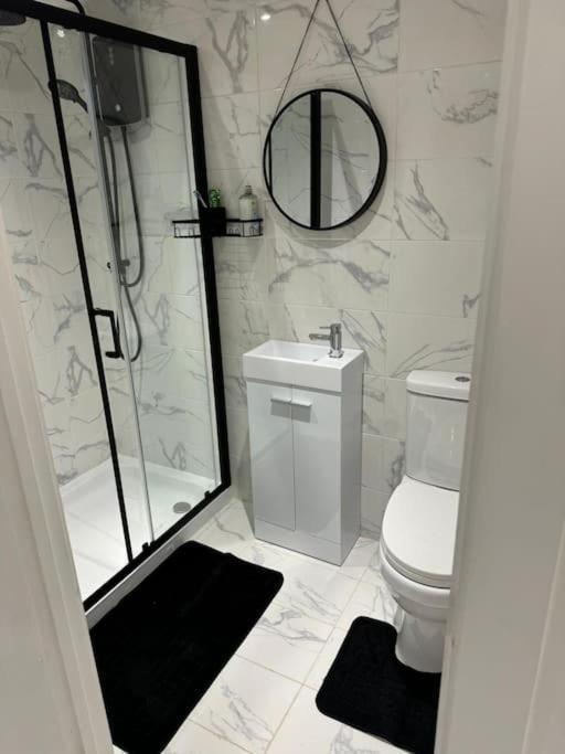 Perfect 1 Bed Apartment Sleeps 5 1 Kingsize Bed 1 Double Sofabed One Single Mattress Free Parking Wifi Good Transport Network Shopping Holiday Makers Families Contractors In North London Enfield Esterno foto