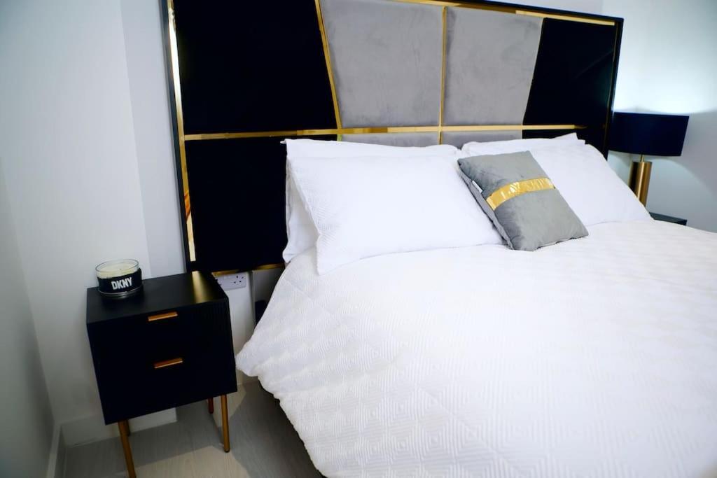 Perfect 1 Bed Apartment Sleeps 5 1 Kingsize Bed 1 Double Sofabed One Single Mattress Free Parking Wifi Good Transport Network Shopping Holiday Makers Families Contractors In North London Enfield Esterno foto