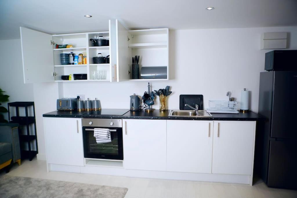 Perfect 1 Bed Apartment Sleeps 5 1 Kingsize Bed 1 Double Sofabed One Single Mattress Free Parking Wifi Good Transport Network Shopping Holiday Makers Families Contractors In North London Enfield Esterno foto