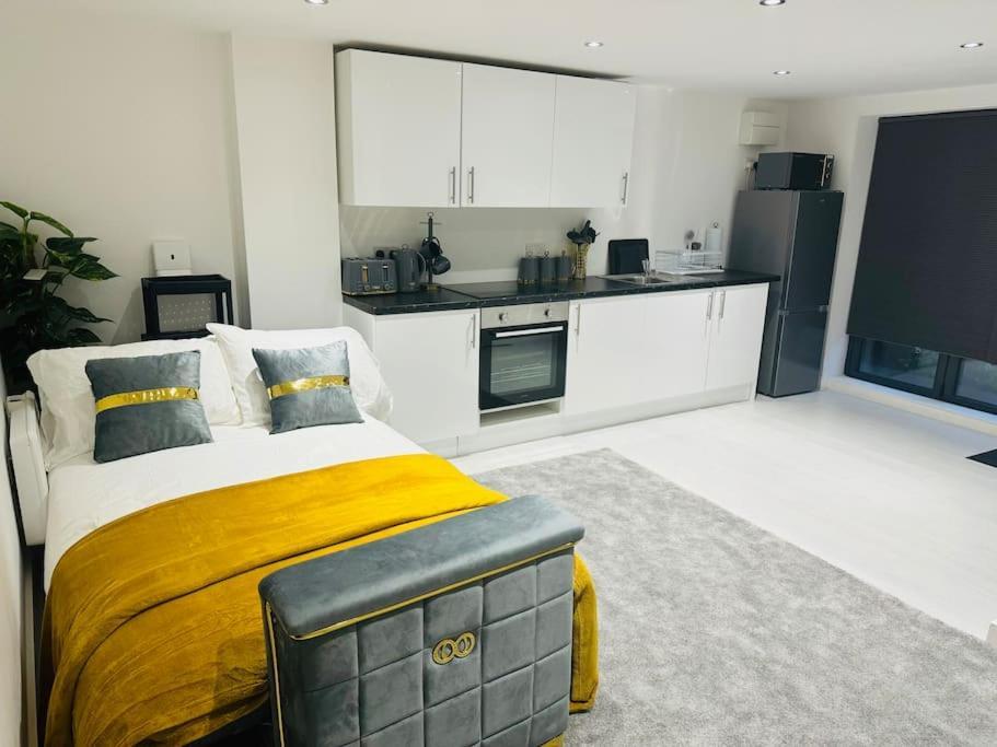 Perfect 1 Bed Apartment Sleeps 5 1 Kingsize Bed 1 Double Sofabed One Single Mattress Free Parking Wifi Good Transport Network Shopping Holiday Makers Families Contractors In North London Enfield Esterno foto