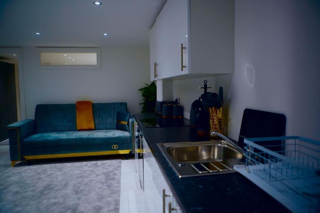 Perfect 1 Bed Apartment Sleeps 5 1 Kingsize Bed 1 Double Sofabed One Single Mattress Free Parking Wifi Good Transport Network Shopping Holiday Makers Families Contractors In North London Enfield Esterno foto