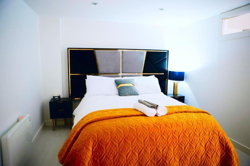 Perfect 1 Bed Apartment Sleeps 5 1 Kingsize Bed 1 Double Sofabed One Single Mattress Free Parking Wifi Good Transport Network Shopping Holiday Makers Families Contractors In North London Enfield Esterno foto