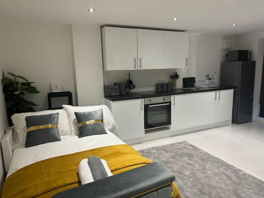 Perfect 1 Bed Apartment Sleeps 5 1 Kingsize Bed 1 Double Sofabed One Single Mattress Free Parking Wifi Good Transport Network Shopping Holiday Makers Families Contractors In North London Enfield Esterno foto