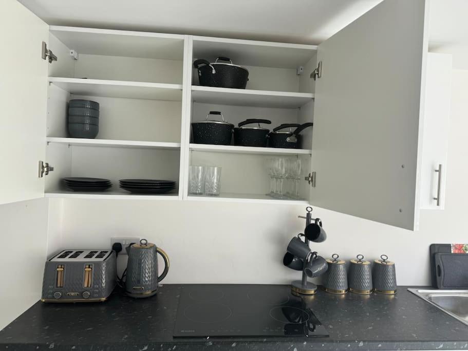 Perfect 1 Bed Apartment Sleeps 5 1 Kingsize Bed 1 Double Sofabed One Single Mattress Free Parking Wifi Good Transport Network Shopping Holiday Makers Families Contractors In North London Enfield Esterno foto