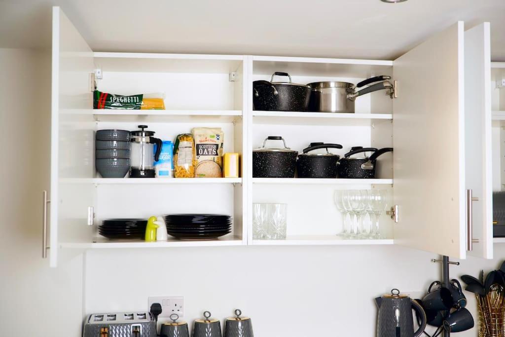 Perfect 1 Bed Apartment Sleeps 5 1 Kingsize Bed 1 Double Sofabed One Single Mattress Free Parking Wifi Good Transport Network Shopping Holiday Makers Families Contractors In North London Enfield Esterno foto