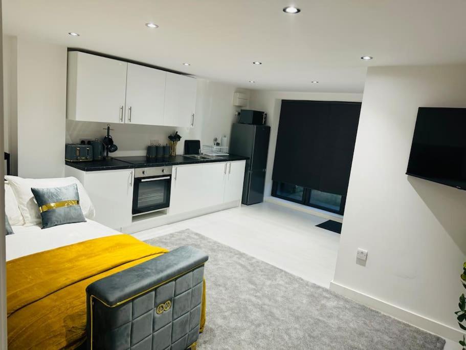 Perfect 1 Bed Apartment Sleeps 5 1 Kingsize Bed 1 Double Sofabed One Single Mattress Free Parking Wifi Good Transport Network Shopping Holiday Makers Families Contractors In North London Enfield Esterno foto