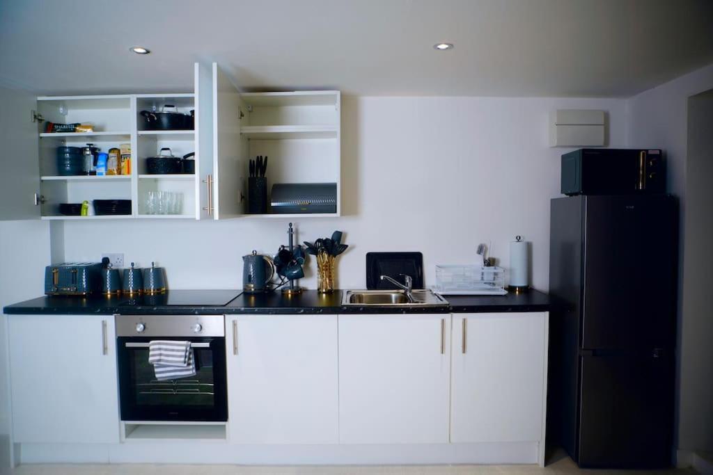Perfect 1 Bed Apartment Sleeps 5 1 Kingsize Bed 1 Double Sofabed One Single Mattress Free Parking Wifi Good Transport Network Shopping Holiday Makers Families Contractors In North London Enfield Esterno foto