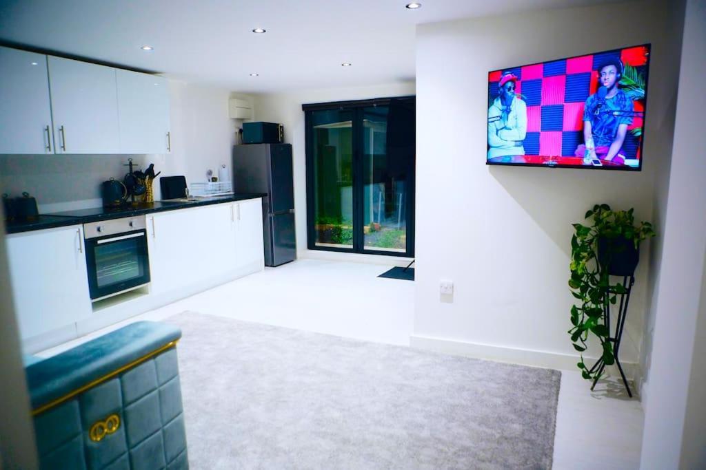 Perfect 1 Bed Apartment Sleeps 5 1 Kingsize Bed 1 Double Sofabed One Single Mattress Free Parking Wifi Good Transport Network Shopping Holiday Makers Families Contractors In North London Enfield Esterno foto