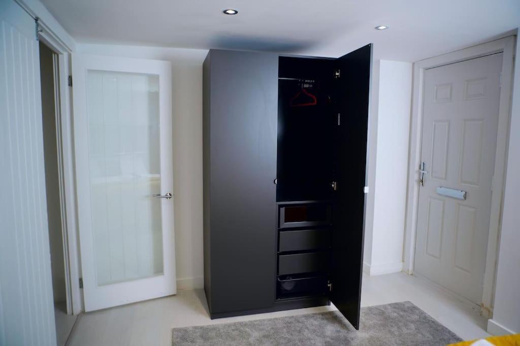 Perfect 1 Bed Apartment Sleeps 5 1 Kingsize Bed 1 Double Sofabed One Single Mattress Free Parking Wifi Good Transport Network Shopping Holiday Makers Families Contractors In North London Enfield Esterno foto
