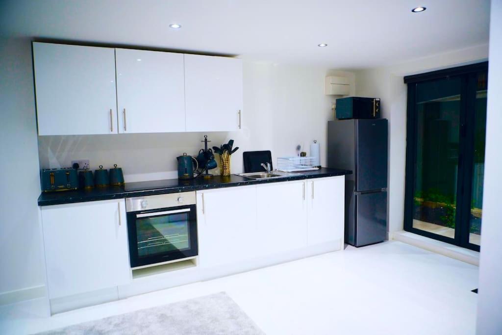 Perfect 1 Bed Apartment Sleeps 5 1 Kingsize Bed 1 Double Sofabed One Single Mattress Free Parking Wifi Good Transport Network Shopping Holiday Makers Families Contractors In North London Enfield Esterno foto