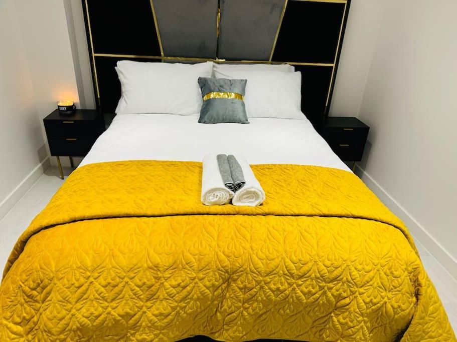 Perfect 1 Bed Apartment Sleeps 5 1 Kingsize Bed 1 Double Sofabed One Single Mattress Free Parking Wifi Good Transport Network Shopping Holiday Makers Families Contractors In North London Enfield Esterno foto