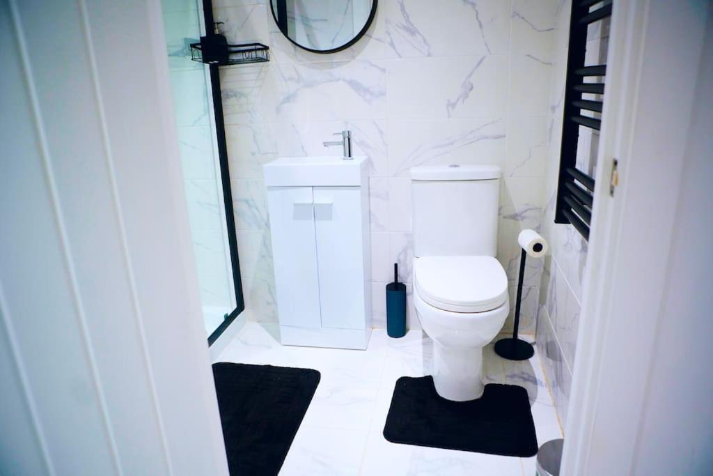 Perfect 1 Bed Apartment Sleeps 5 1 Kingsize Bed 1 Double Sofabed One Single Mattress Free Parking Wifi Good Transport Network Shopping Holiday Makers Families Contractors In North London Enfield Esterno foto