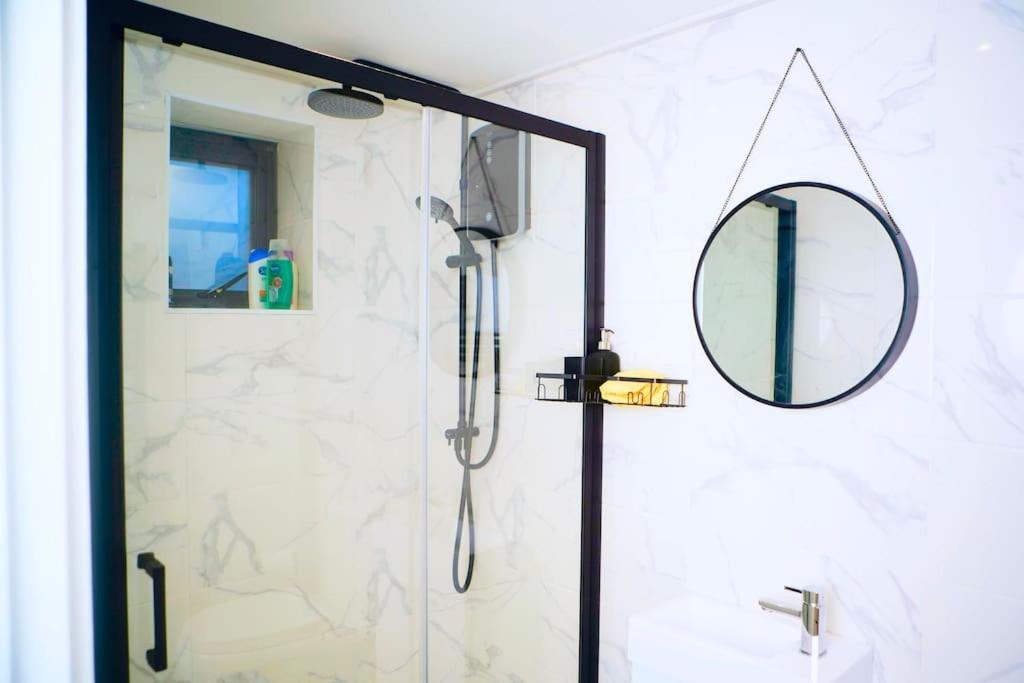 Perfect 1 Bed Apartment Sleeps 5 1 Kingsize Bed 1 Double Sofabed One Single Mattress Free Parking Wifi Good Transport Network Shopping Holiday Makers Families Contractors In North London Enfield Esterno foto